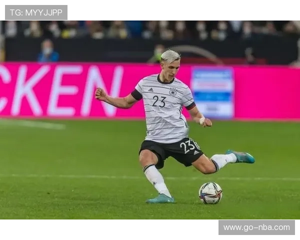 施洛特贝克头球破门后与队友击掌，威斯特法伦南看台沸腾