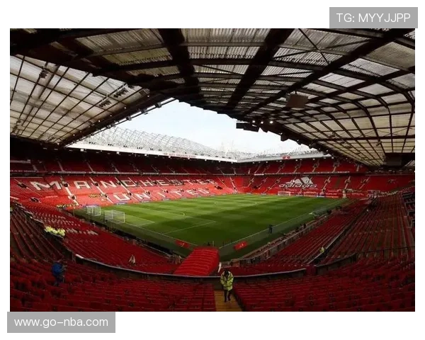 斯特雷特福德看台翻新，曼联主场观赛体验升级